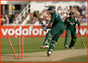David Hussey is bowled by Lance Klusener for 71