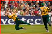 Adam Voges catches Mal Loye