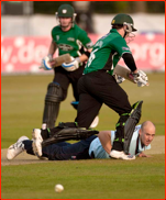 Kervezee & Cameron run past bowler James Tredwell 