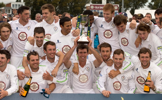 Captain Wayne Madsen lifts the 2nd Division Trophy, 2012