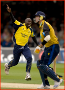 Ottis Gibson celebrates Kevin Pietersen's lbw, FPT Final