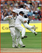 Dion Nash, Adam Parore and Stephen Fleming celebrate.